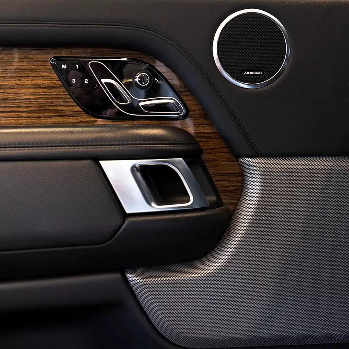 AED 2,682 pm • 0% Downpayment • Range Rover Vogue Supercharged • 1 Year Warranty-14-14