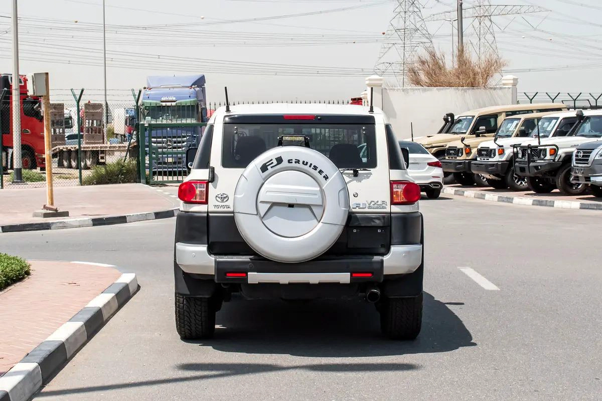 Toyota FJ Cruiser VXR 2021 - GCC Specs - Excellent Condition-4-4