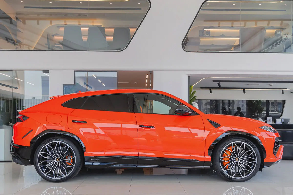 Lamborghini Urus SE | Slightly Used | WARRANTY + SERVICE CONTRACT | FULL CARBON FIBE-6-6