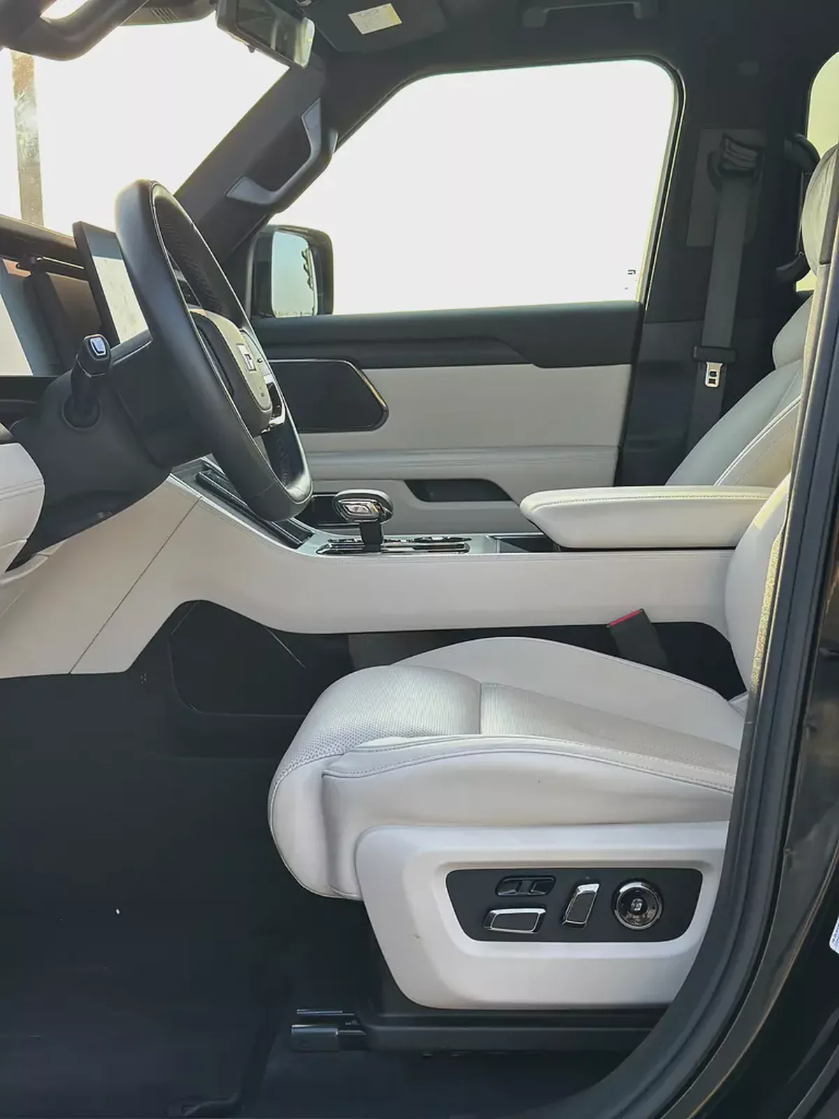 EXCELLENT CONDITION | VIP 6 SEATER | BLACK / WHITE | CHINESE SPECS-9-9