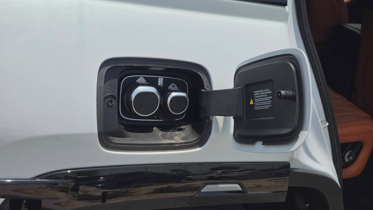 BYD YANGWANG U8 (White Orange 10k)-18-18