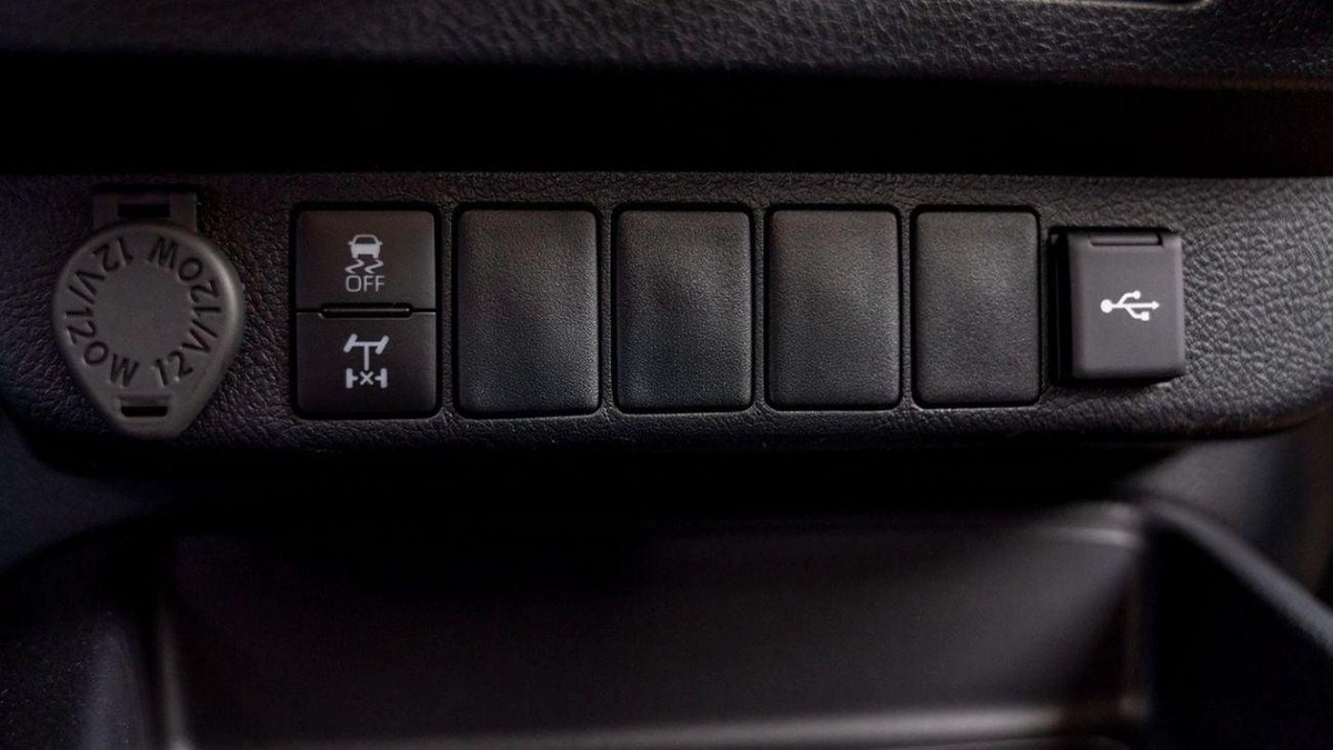 Toyota Hilux DLX HILUX 2.4L MED OPTION DIESEL 2024-13-0