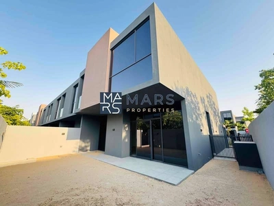 Luxury 4 bedroom corner unit with majlis for rent in Robinia just 190k-0