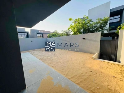 Luxury 4 bedroom corner unit with majlis for rent in Robinia just 190k-1