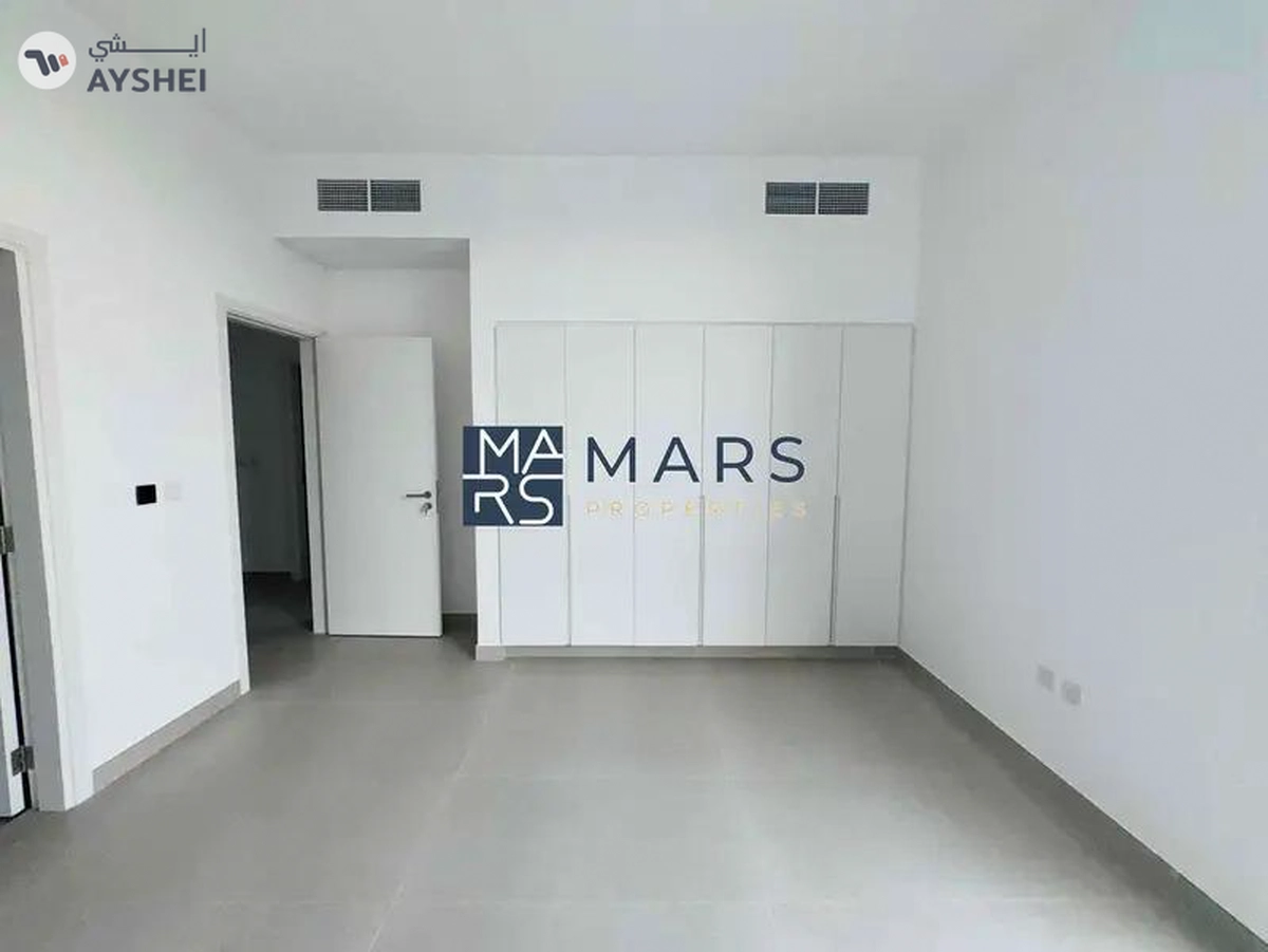Luxury 4 bedroom corner unit with majlis for rent in Robinia just 190k-12-12