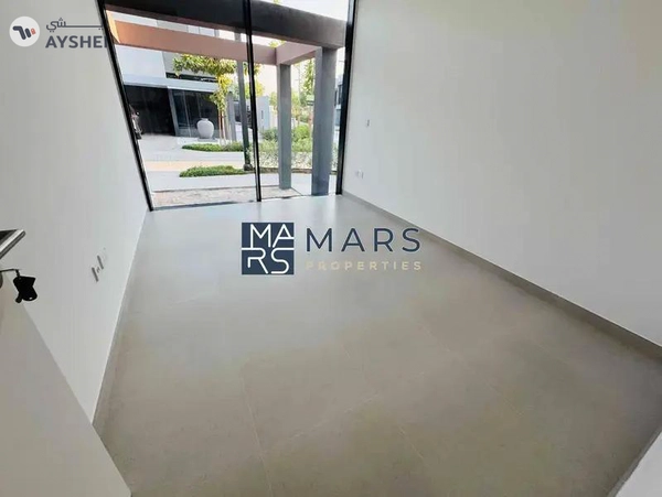 Luxury 4 bedroom corner unit with majlis for rent in Robinia just 190k