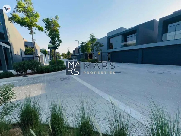 Luxury 4 bedroom corner unit with majlis for rent in Robinia just 190k