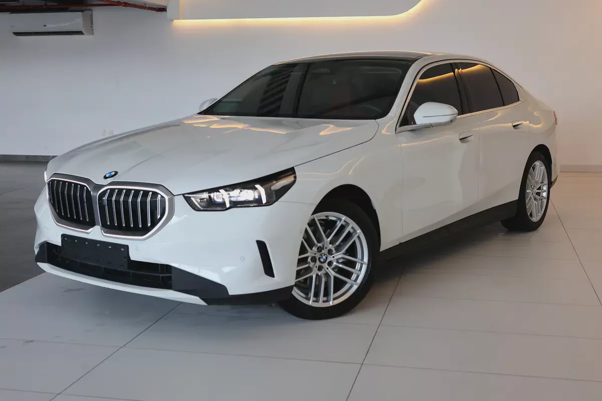 BMW 520i 2026-14000KM- GCC Specs - Pristine Condition-Under warranty  Service