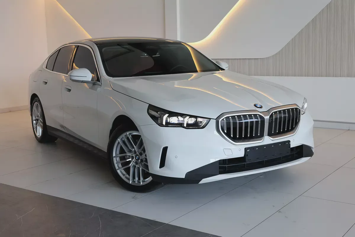 BMW 520i 2026-14000KM- GCC Specs - Pristine Condition-Under warranty  Service-1-1