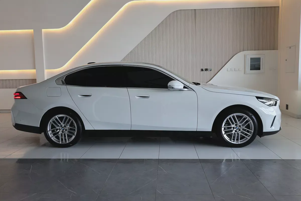 BMW 520i 2026-14000KM- GCC Specs - Pristine Condition-Under warranty  Service-6-6