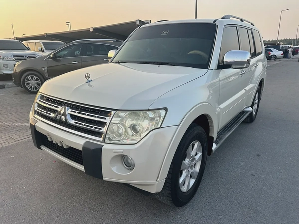 Mitsubshi pajero 2010 white color fullopshin