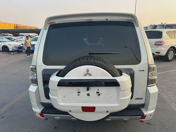 Mitsubshi pajero 2010 white color fullopshin
