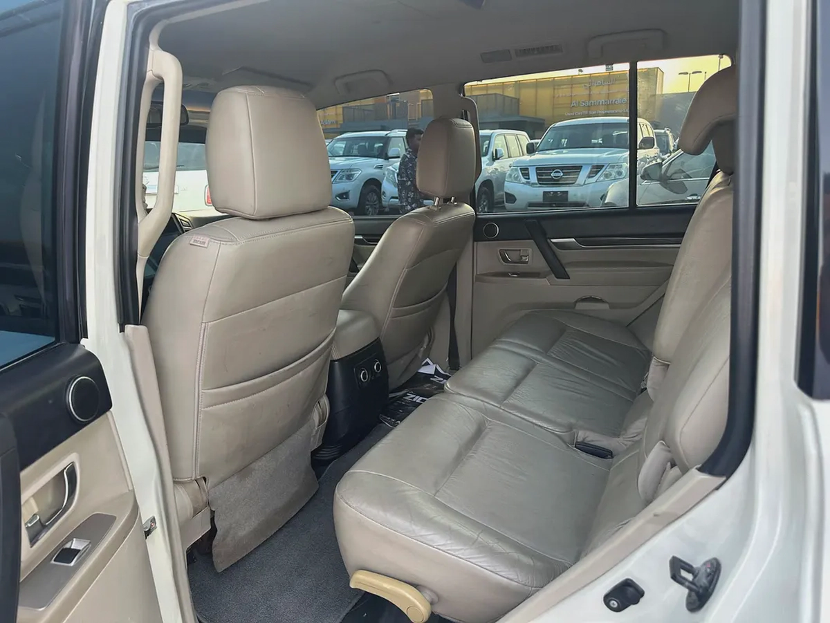 Mitsubshi pajero 2010 white color fullopshin-4-4