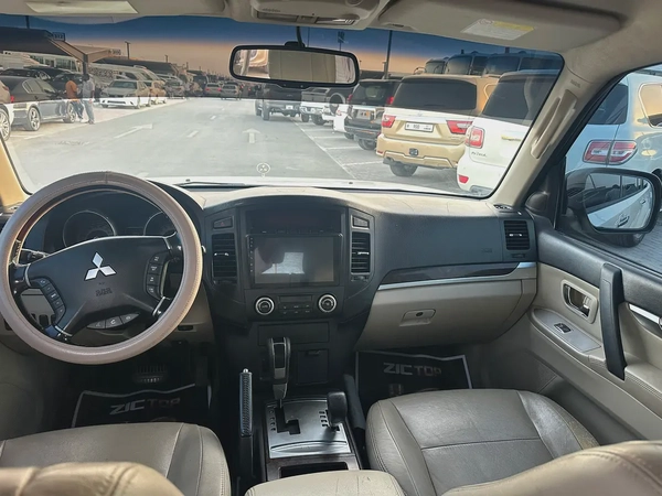 Mitsubshi pajero 2010 white color fullopshin