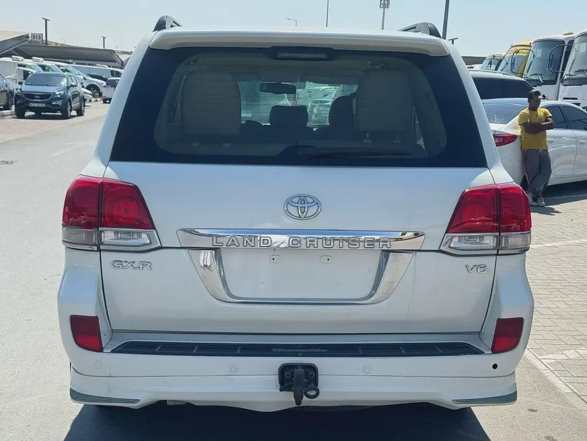 Toyota landcruiser 2010 v6 white color GCC calen car-10-10
