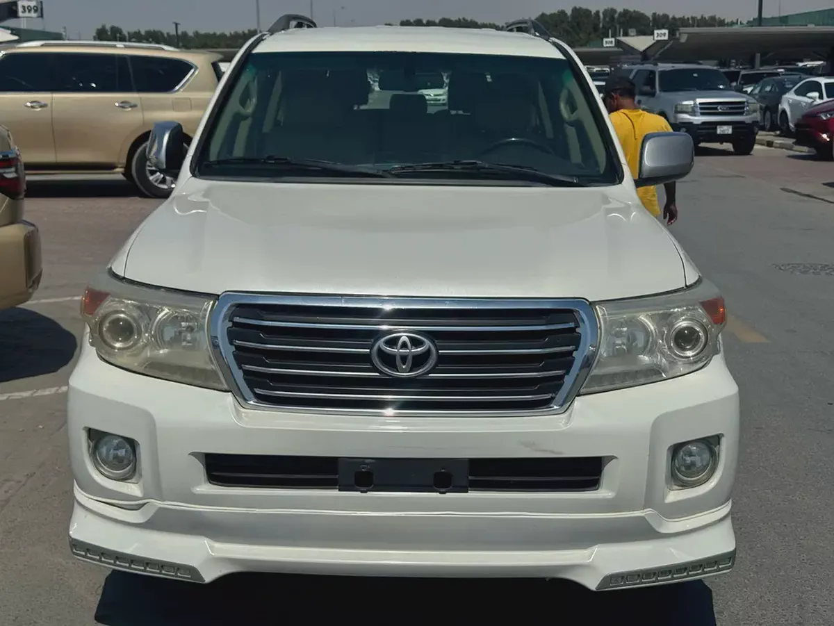 Toyota landcruiser 2010 v6 white color GCC calen car-12-12