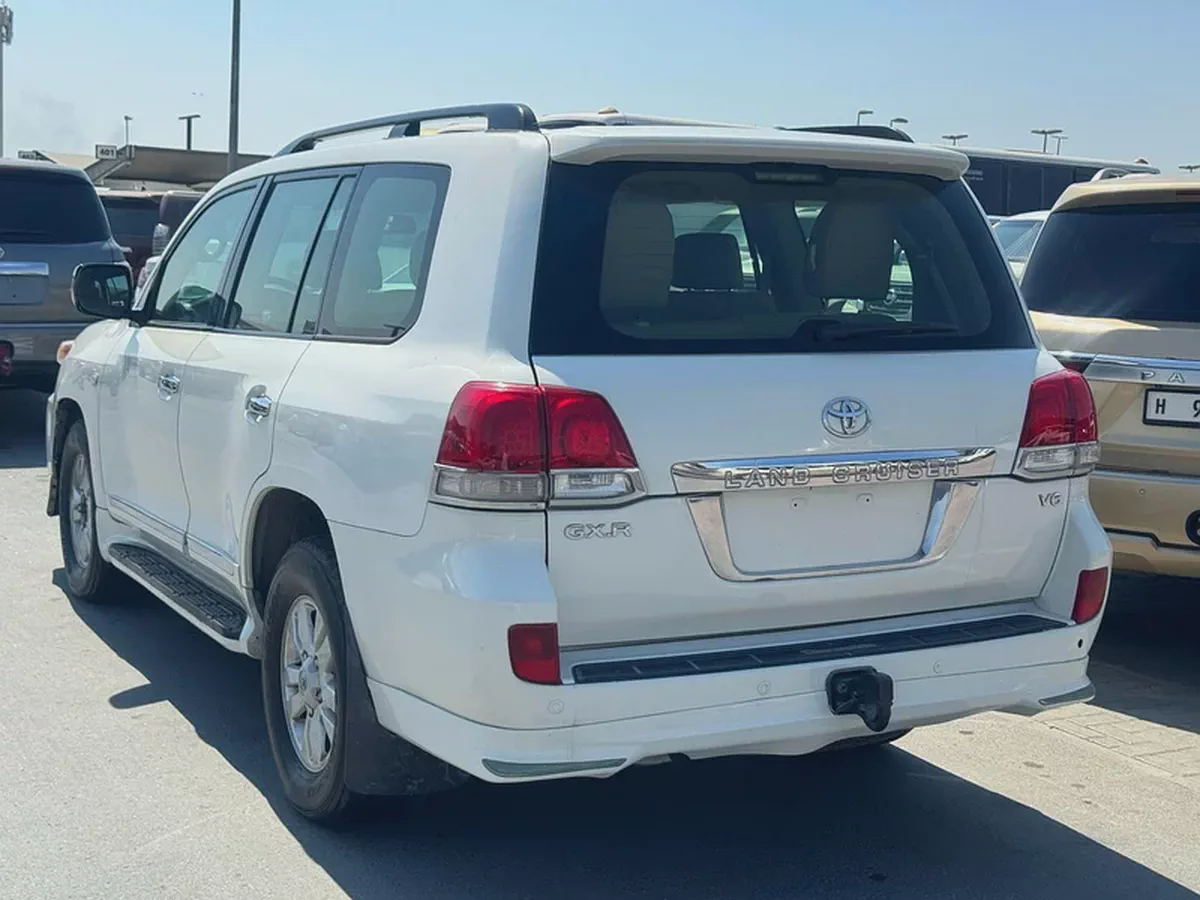 Toyota landcruiser 2010 v6 white color GCC calen car-2-2