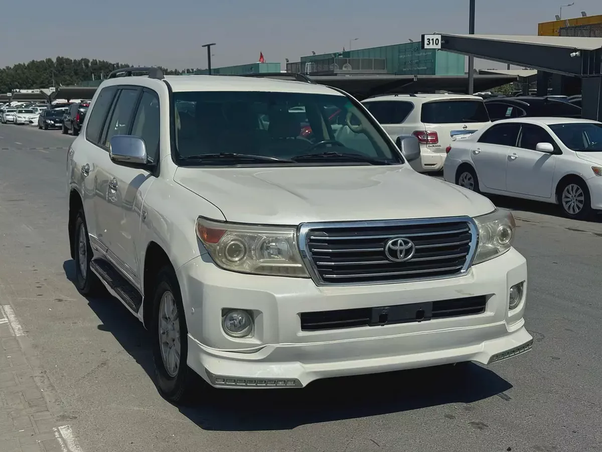 Toyota landcruiser 2010 v6 white color GCC calen car-4-4