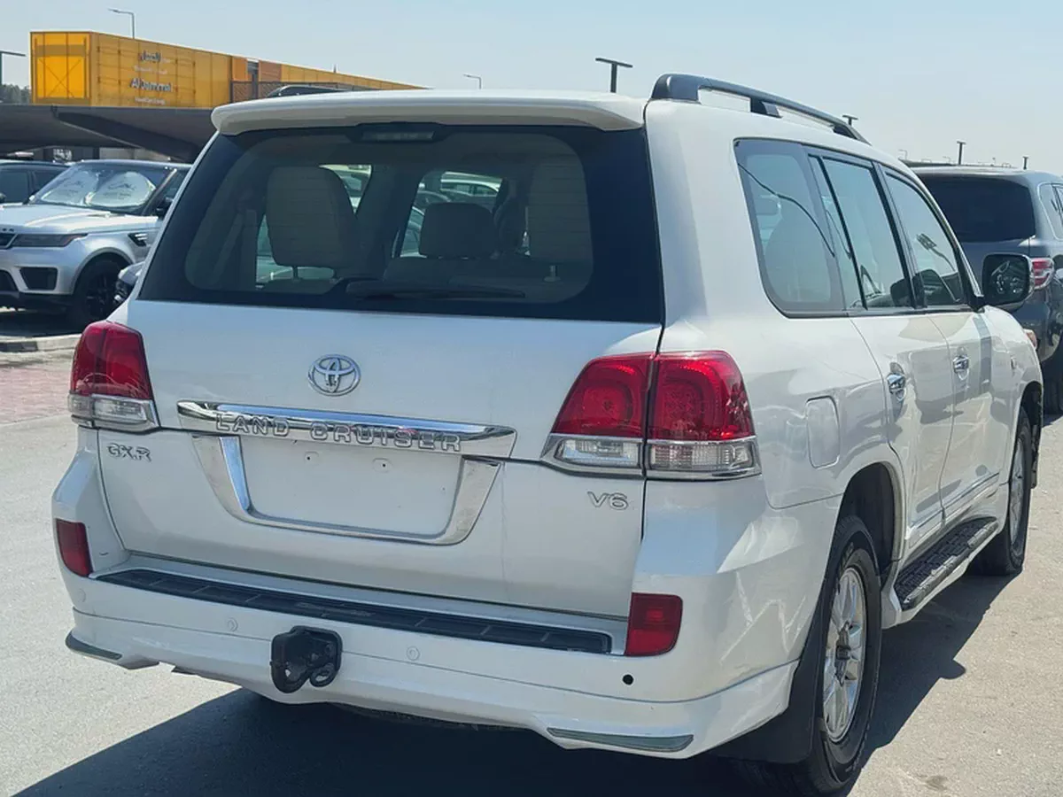 Toyota landcruiser 2010 v6 white color GCC calen car-5-5