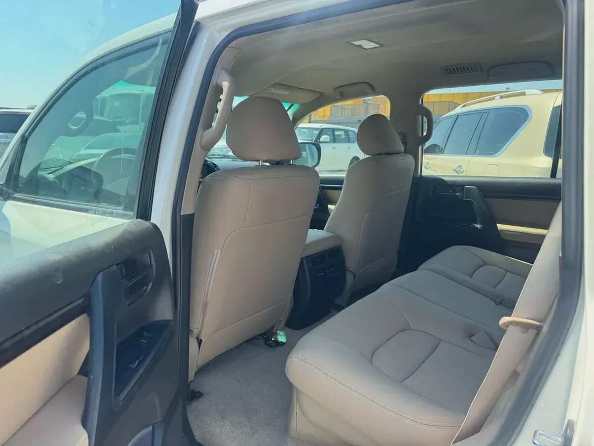 Toyota landcruiser 2010 v6 white color GCC calen car-6-6