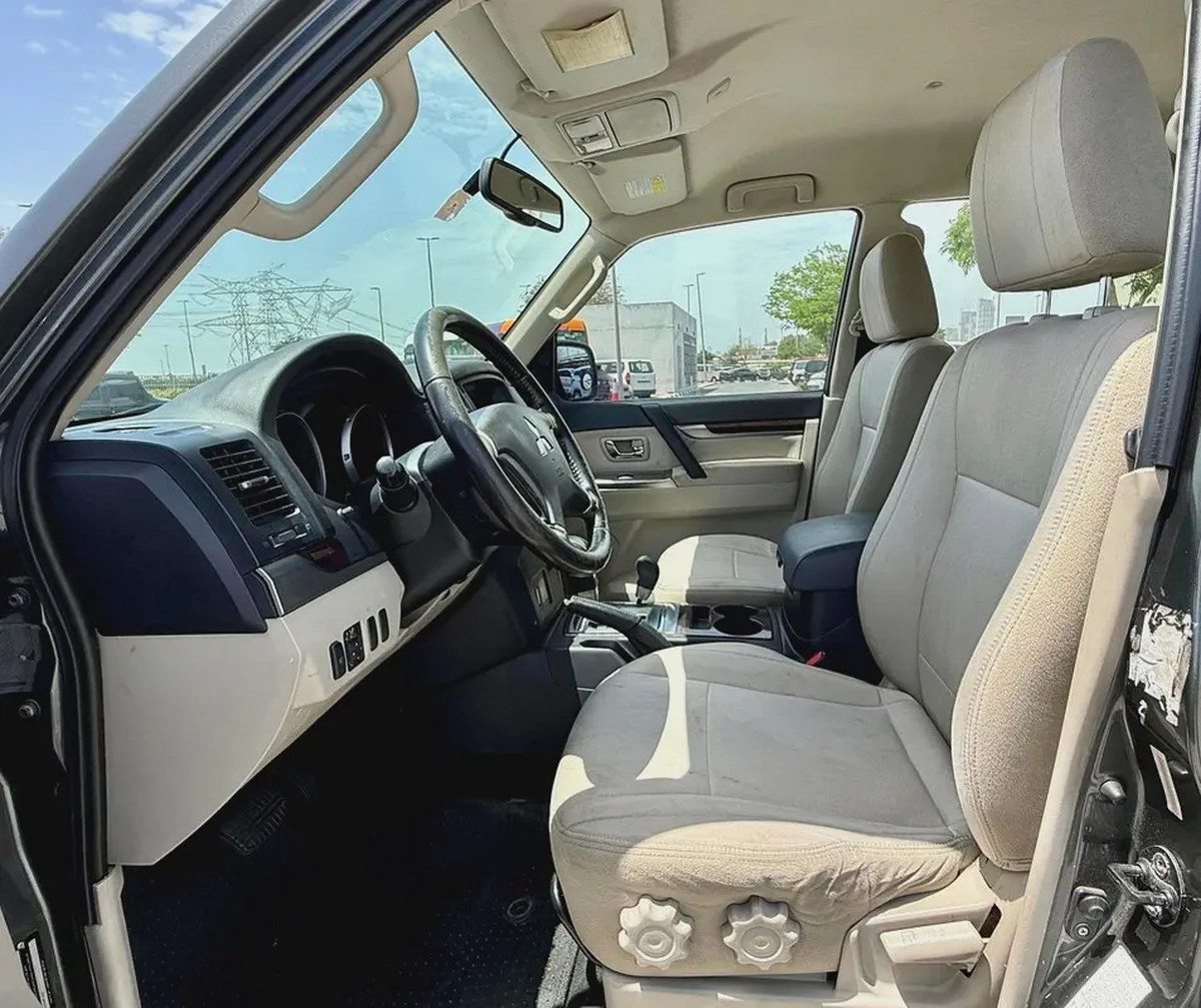 2012 Mitsubishi Pajero GLS V6 AWD G.C.C-10-10