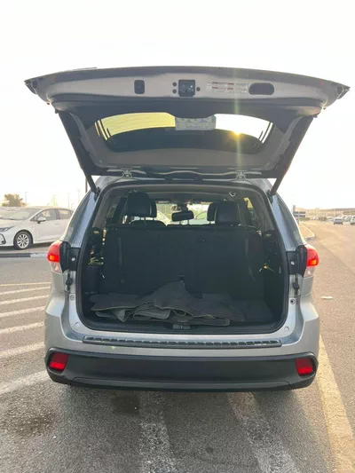 Toyota Highlander LE 2017 Toyota Highlander - MidOption - 3.5L V6 - Full 7 Seater - Trunk Auto-8