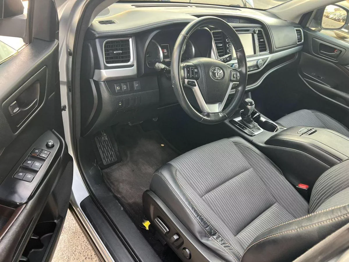 Toyota Highlander LE 2017 Toyota Highlander - MidOption - 3.5L V6 - Full 7 Seater - Trunk Auto-14-0