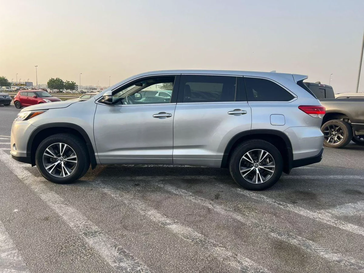 Toyota Highlander LE 2017 Toyota Highlander - MidOption - 3.5L V6 - Full 7 Seater - Trunk Auto-4-0