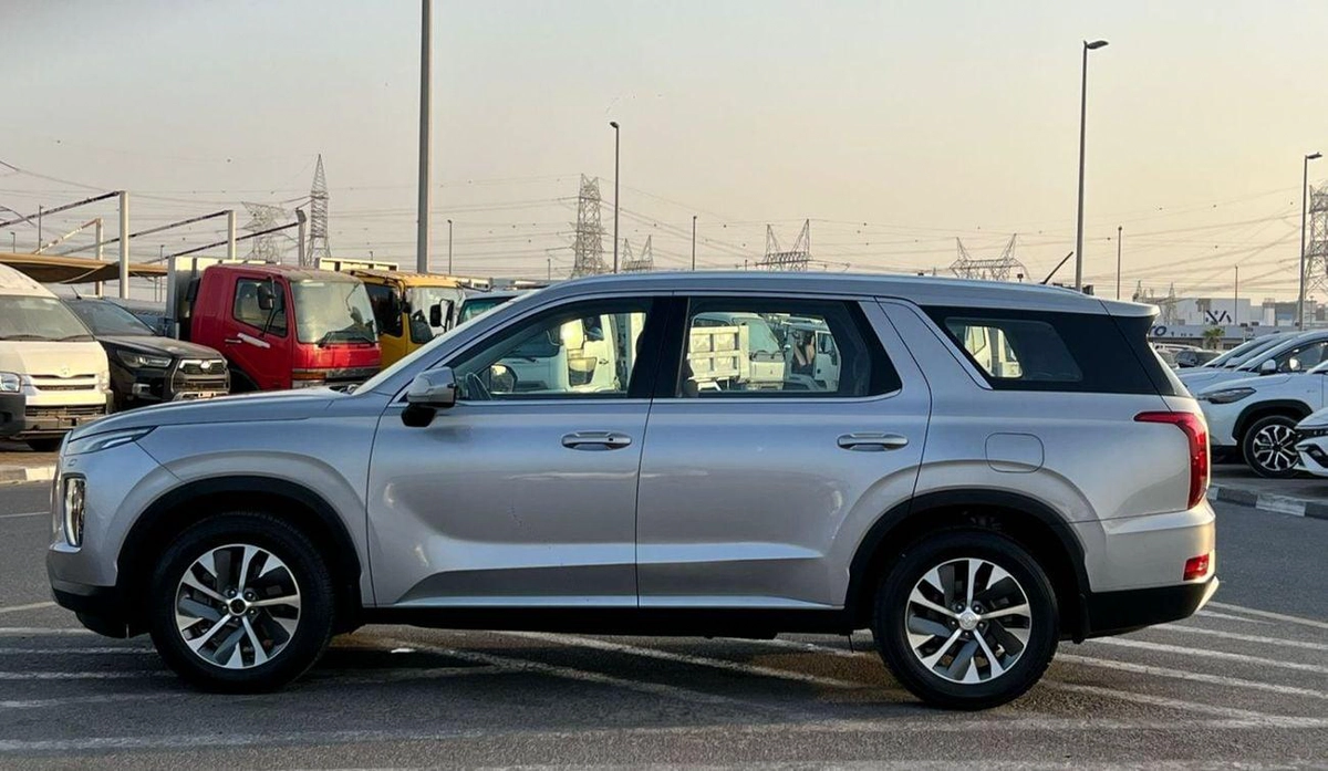 Hyundai Palisade 2022 Hyundai Paliside Gcc specs - 3.5L V6 -AWD 4x4 - Rear Camera & Sensor  - 7 Seater-4-0