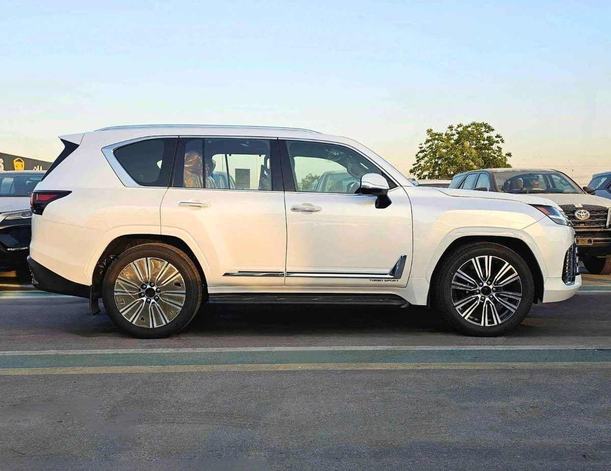 Lexus LX500D TURBO SPORTS /3.3L V6 DIESEL /POWER SEATS & 360*CAM / SUNROOF / FULL OPTION-2-2