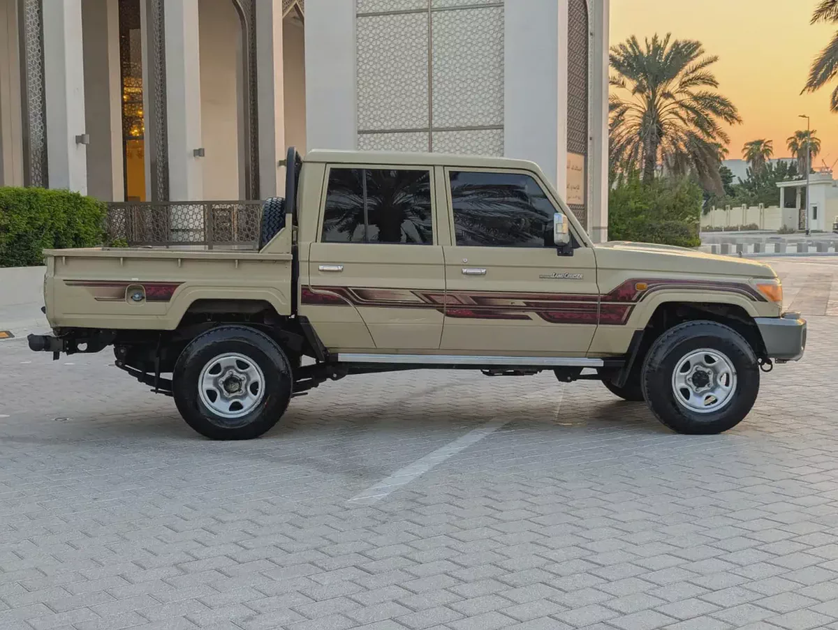 2013 Toyota Land Cruiser Pickup 4.0L V6  Interior and Exterior Excellent Condition-12-12