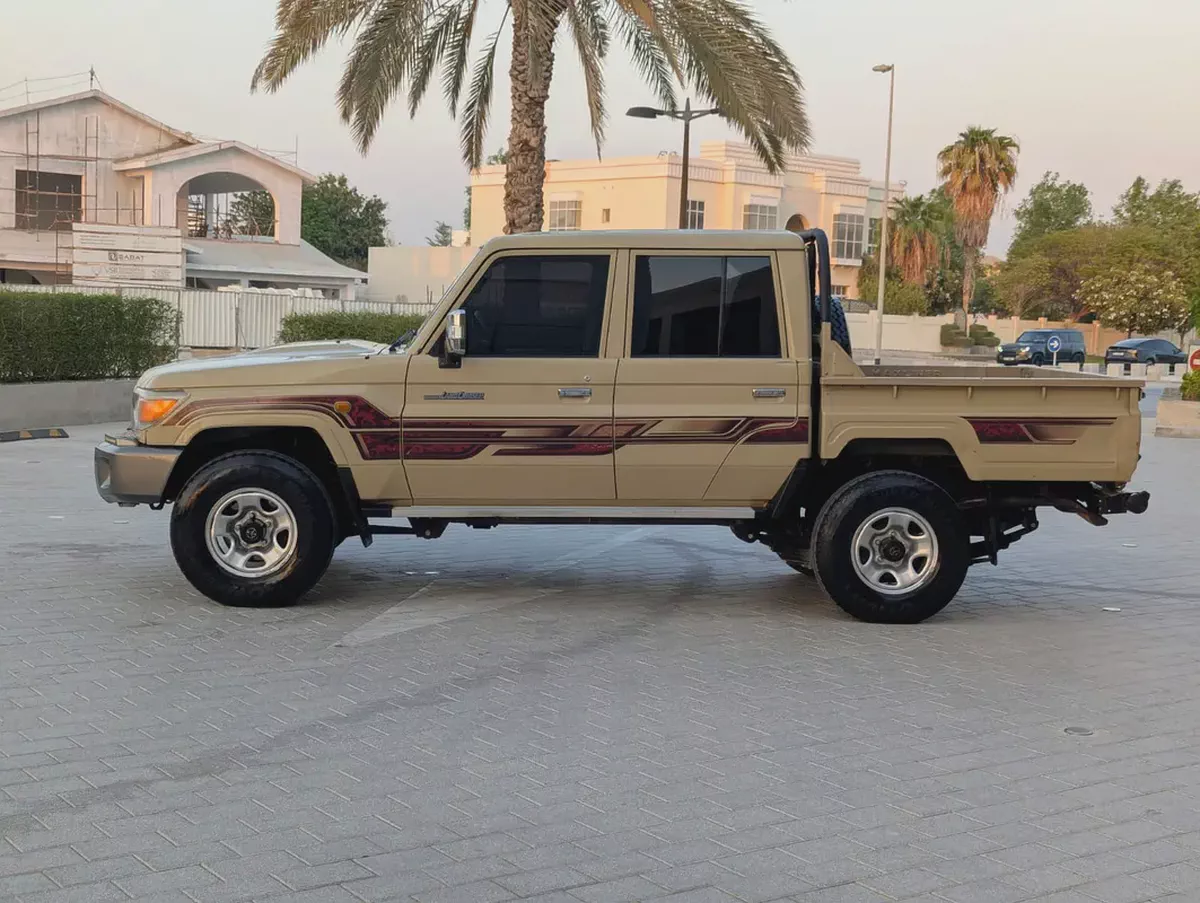 2013 Toyota Land Cruiser Pickup 4.0L V6  Interior and Exterior Excellent Condition-13-13