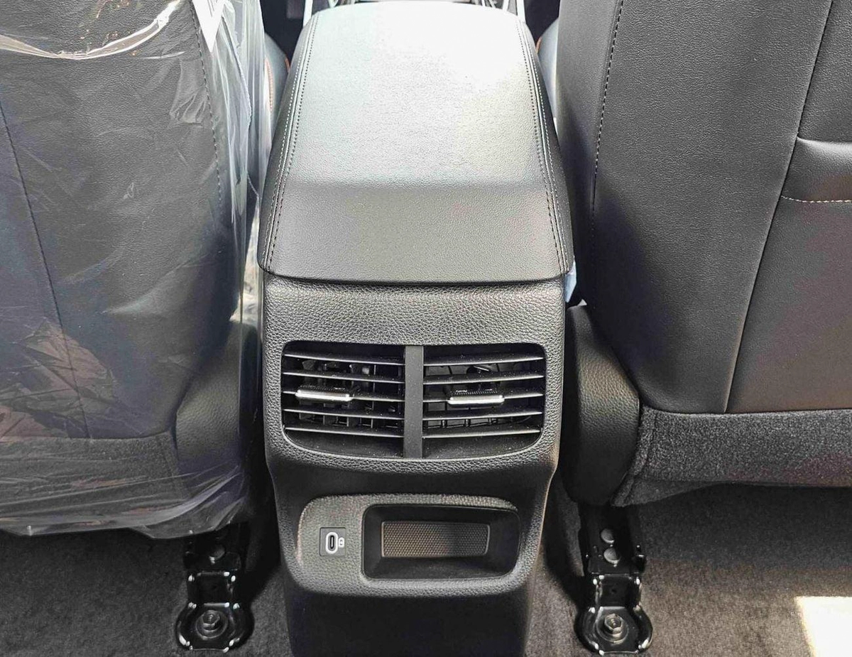 Kia Seltos CVT LUXURY/ DUAL TONE WITH BLACK ROOF / PANORAMIC ROOF/ 1.5L V4 PETROL CHINES SPECS-2-2