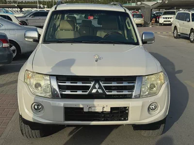 Mitsubshi pajero 2012 fullopshin white color. GCC Calen-0