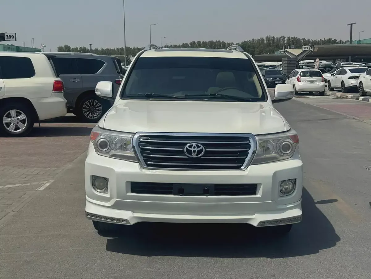 Toyita landcruiser 2013 fullopshin v8 white color GCC