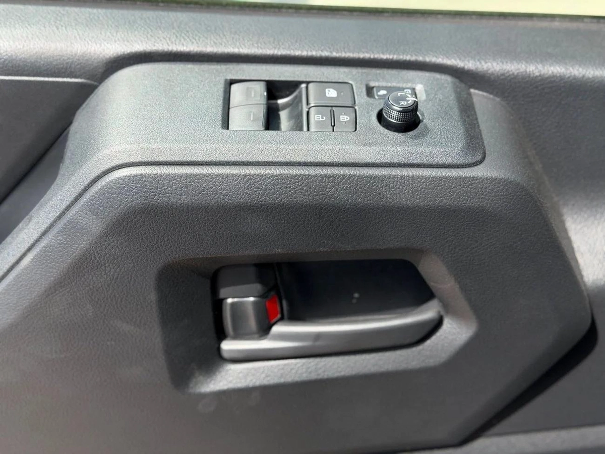 Toyota Hiace  3.5L Cargo manual 2026