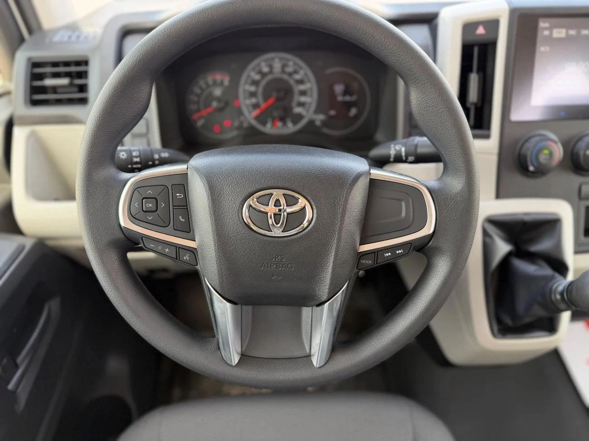 Toyota Hiace  3.5L Cargo manual 2026