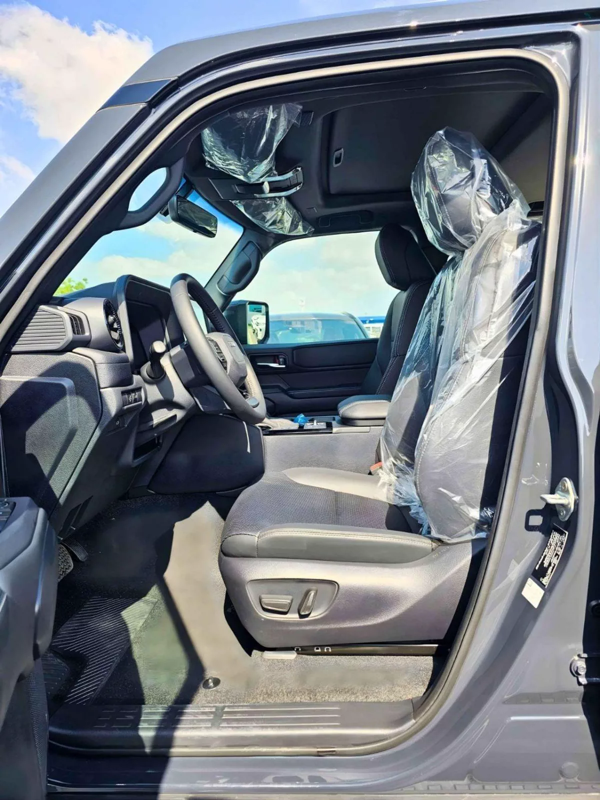 Toyota Prado VXR ALL ROUNDER || MID OPTION || 2.4L PETROL V4 || LETHAER WITH DRIVER PWR SEAT || COOL BOX (CODE#PP-16-0