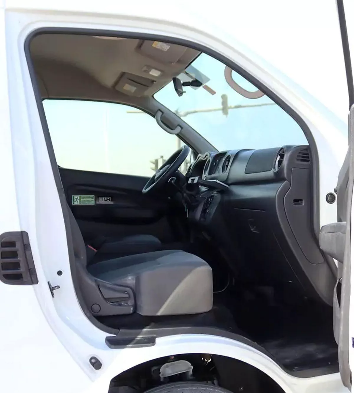 Nissan Urvan HIGH ROOF WIDE BODY 2.5 L | | GCC | Accident-Free | In Excellent Condition | 1428 P.M-8-0