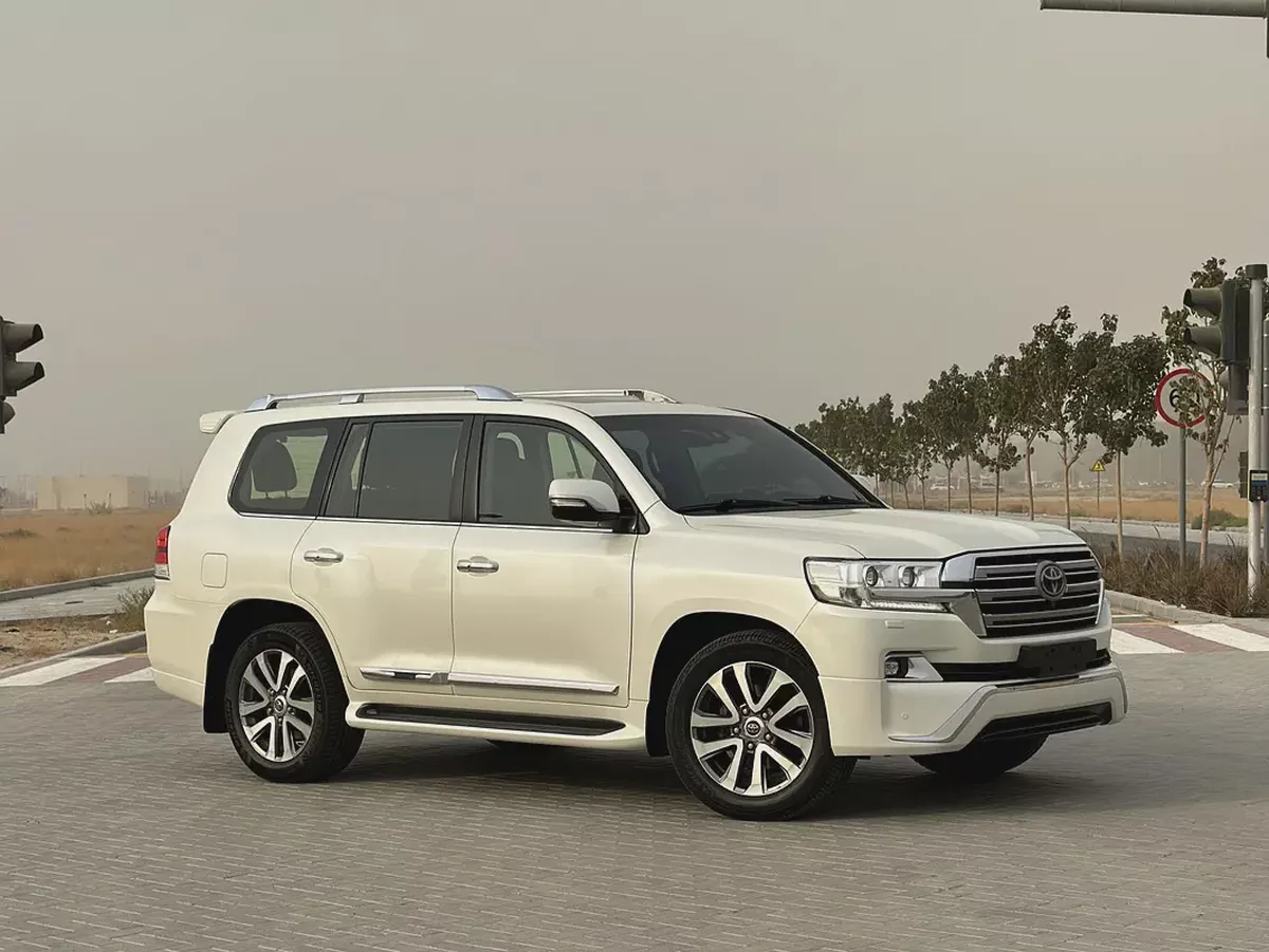 2016 Toyota Land Cruiser VXR | V8 5.7L | GCC Specs | White / Brown Leather | AED 145,000