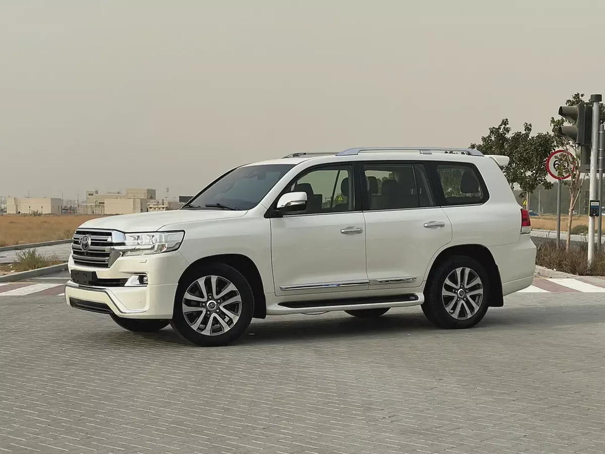 2016 Toyota Land Cruiser VXR | V8 5.7L | GCC Specs | White / Brown Leather | AED 145,000-4-4