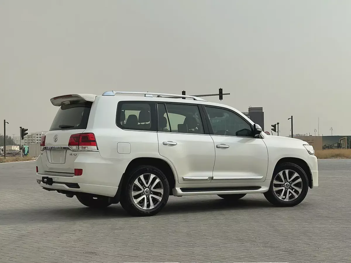 2016 Toyota Land Cruiser VXR | V8 5.7L | GCC Specs | White / Brown Leather | AED 145,000-5-5
