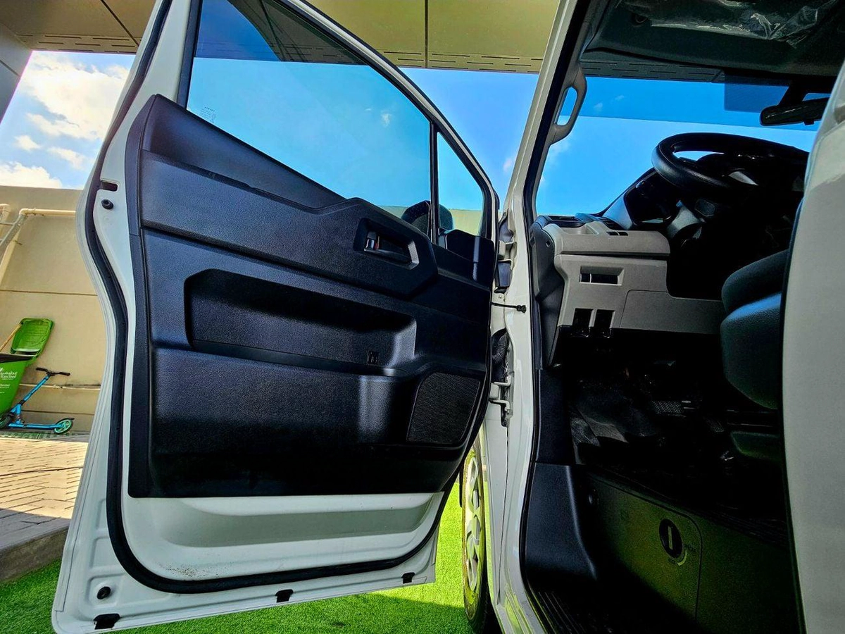 Toyota Hiace AUTOMATIC PATROL/ 3.5 V6/ 13 SEATS / LOW MILEAGE/ PASSENGER-7-7