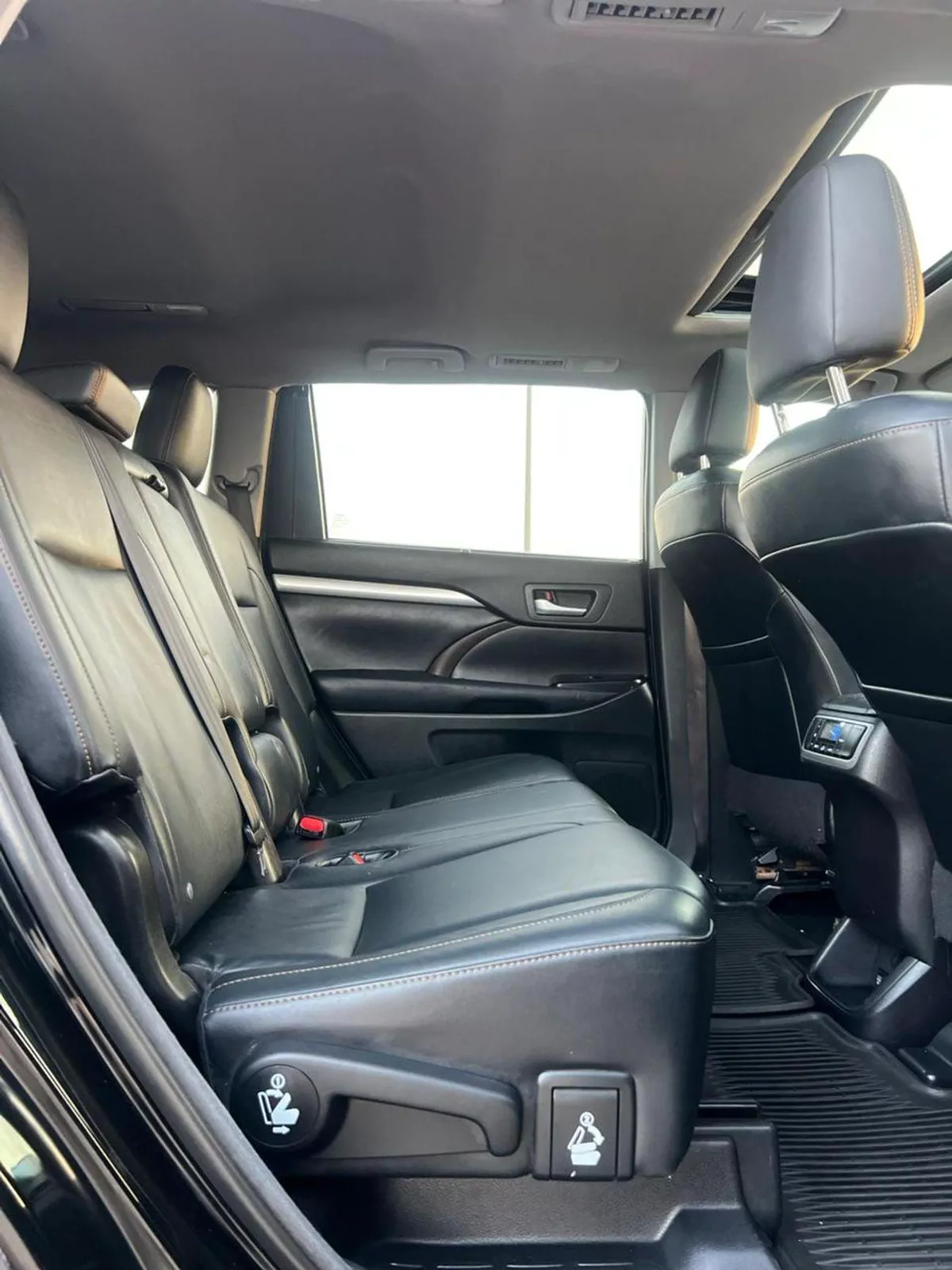 Toyota Highlander  2014 Toyota Highlander Full Option 3.5L V6 - Rear Camera - Push Start - Auto Trunk - AWD 4x4 - S-15-0