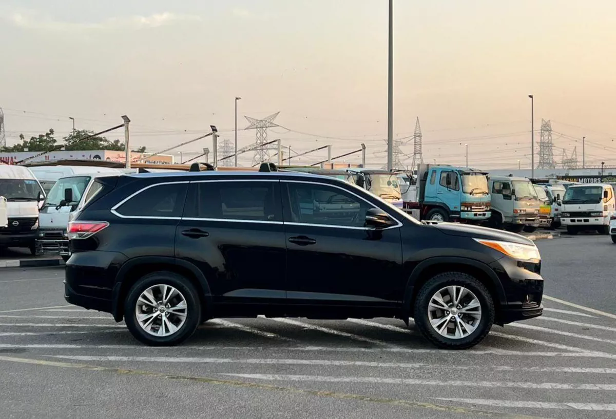 Toyota Highlander  2014 Toyota Highlander Full Option 3.5L V6 - Rear Camera - Push Start - Auto Trunk - AWD 4x4 - S-2-0