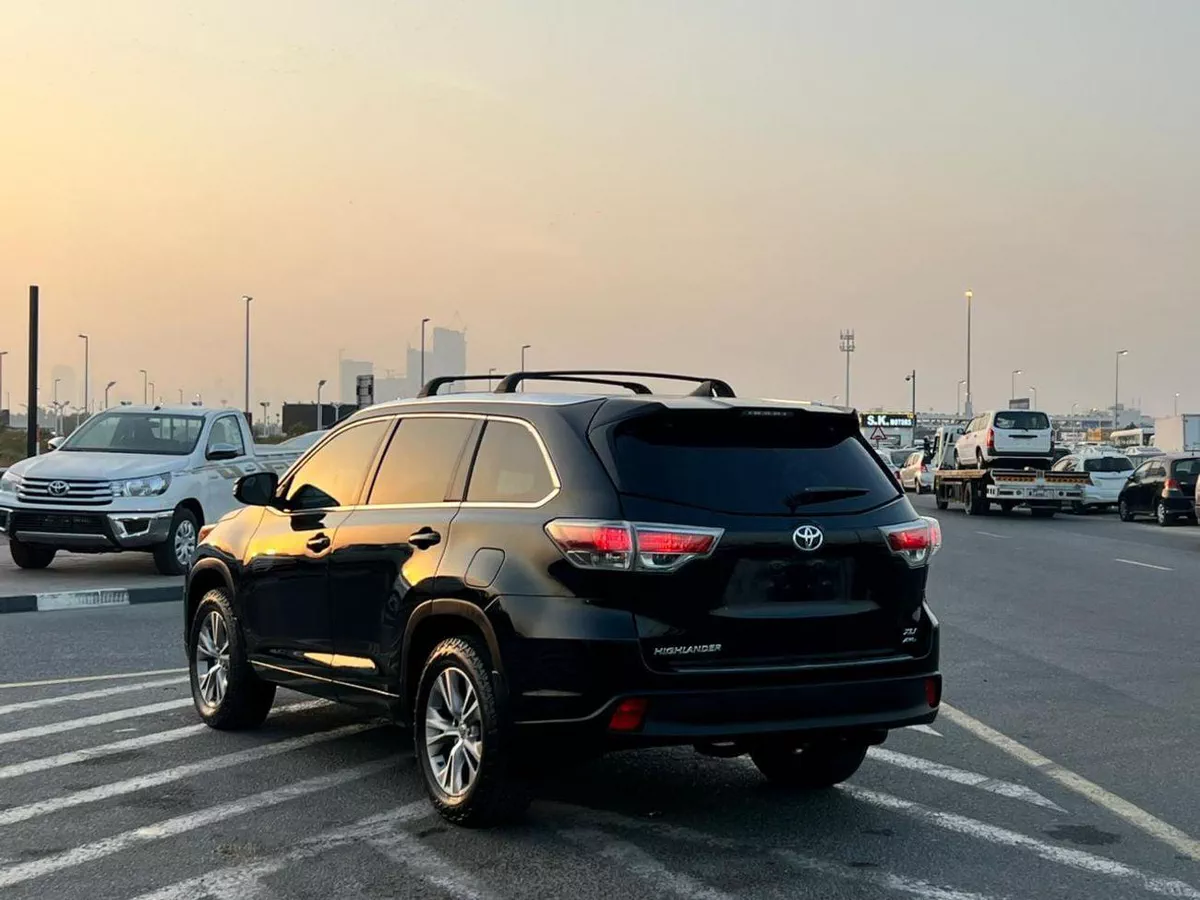 Toyota Highlander  2014 Toyota Highlander Full Option 3.5L V6 - Rear Camera - Push Start - Auto Trunk - AWD 4x4 - S-6-0