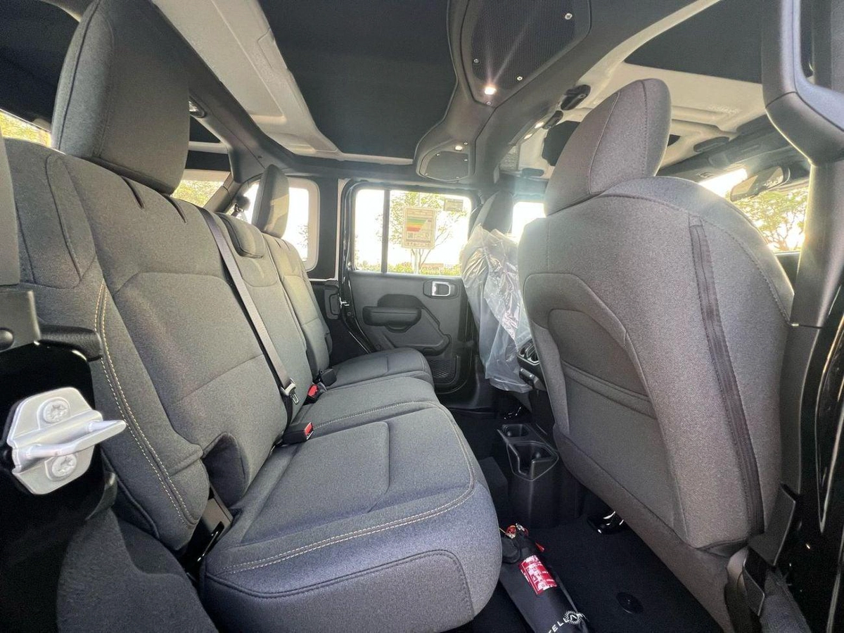 Jeep Wrangler Unlimited SPORT 2.0L A/T-10-0