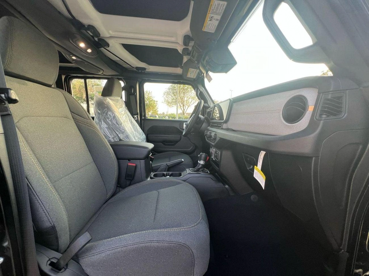 Jeep Wrangler Unlimited SPORT 2.0L A/T-7-0