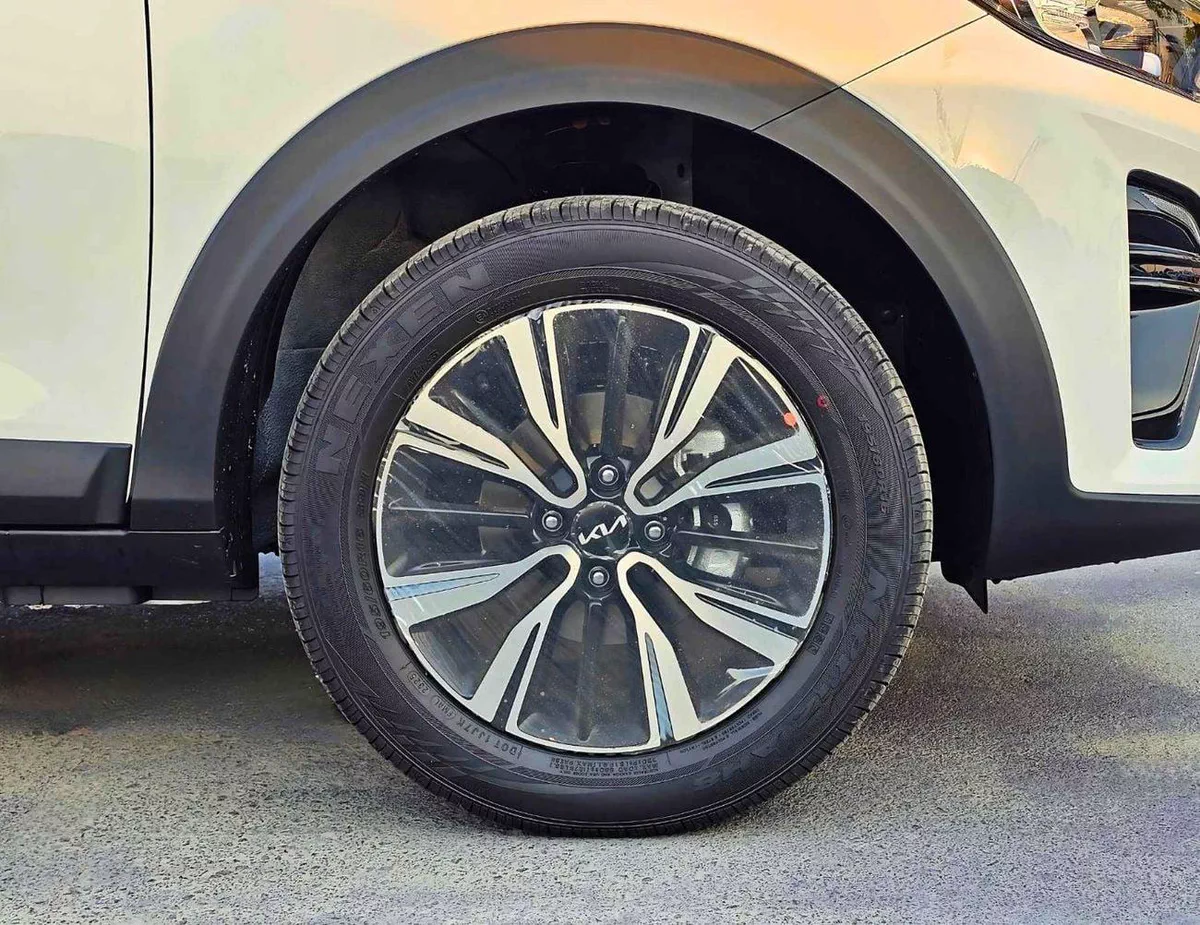 Kia KX1 DUAL TONE | 1.4L V4 PETROL | CVT WITH SUNROOF | PUSH START | DVD CAMERA | CODE # KX1FT-15-0