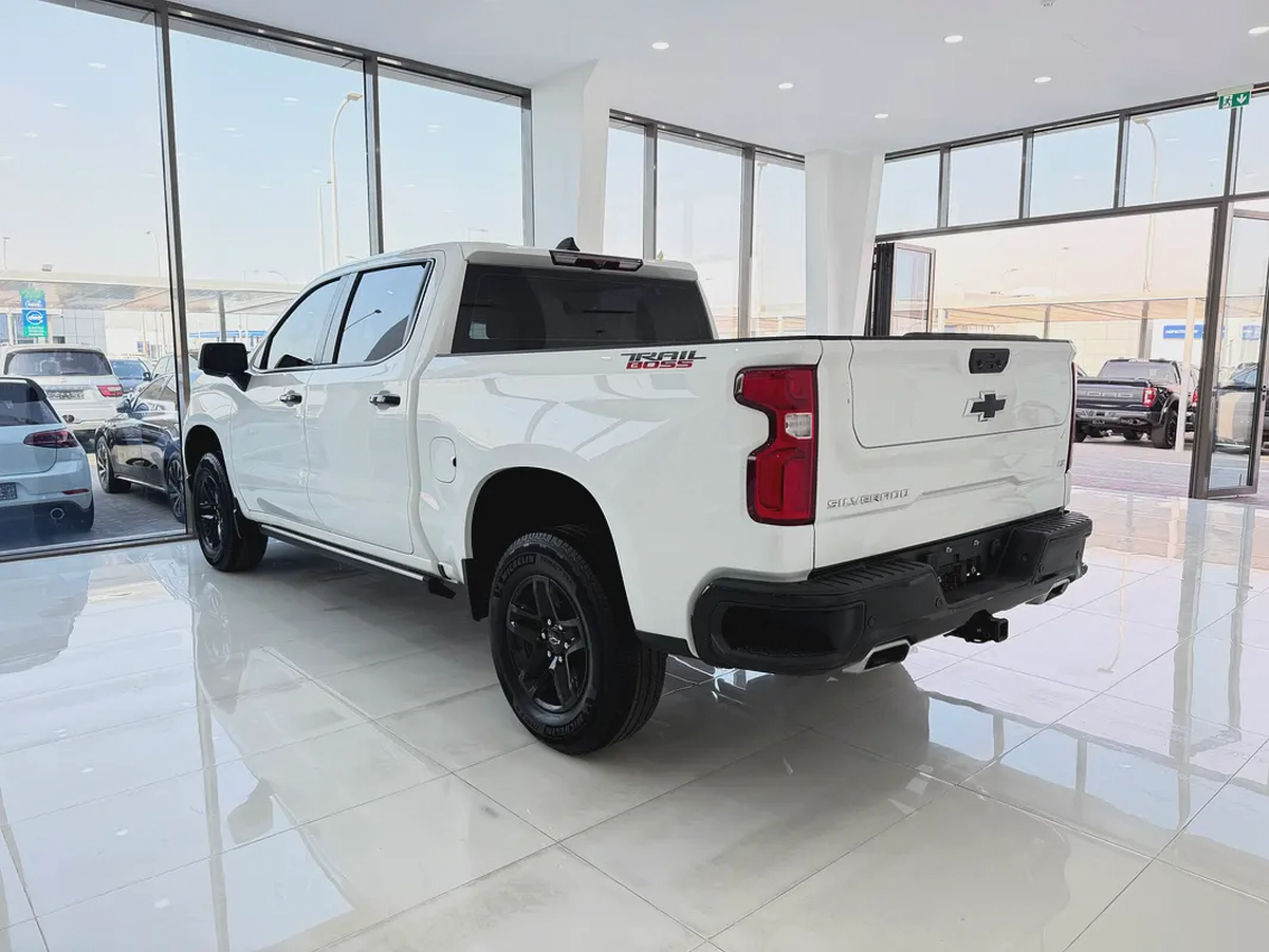شيفروليه سيلفرادو تريل بوس ابيض/احمر خليجي 2023 Chevrolet Silverado 1500 LT Trail Boss | GCC Specs-3-3
